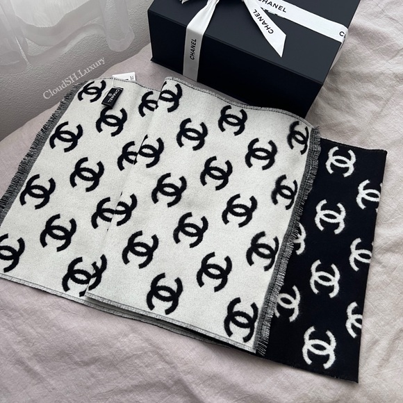 Auth BNIB Chanel CC Logo Wool Scarf Black & White - Picture 2 of 6